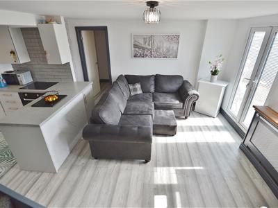 OPEN PLAN LOUNGE KITCHEN